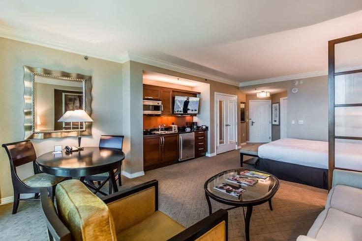 Sala de estar elegantemente projetada com móveis modernos em um apartamento no Building Paradise Road - livly-housing - 1245613 - USA em Paradise, Paradise Sala de estar elegantemente projetada com móveis modernos em um apartamento no Building Paradise Road - livly-housing - 1245613 - USA em Paradise, Paradise