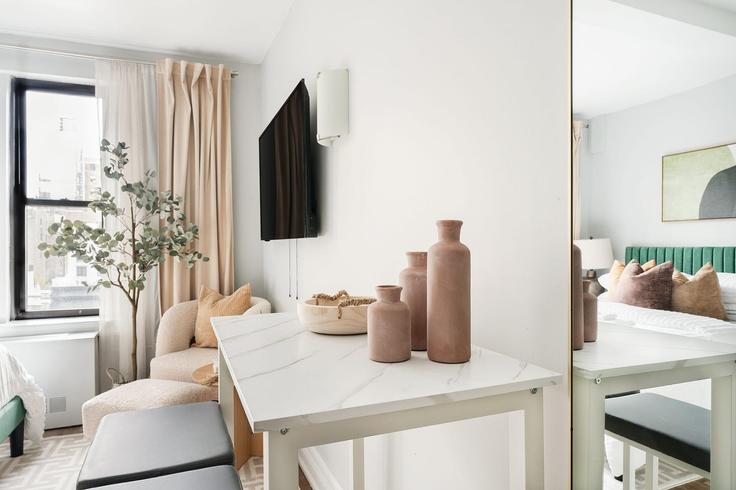 Elegant gestaltetes Wohnzimmer mit moderner Einrichtung in einer Wohnung im Building West 73rd Street - livly-housing - 1245852 - NYC in Manhattan, New York Elegant gestaltetes Wohnzimmer mit moderner Einrichtung in einer Wohnung im Building West 73rd Street - livly-housing - 1245852 - NYC in Manhattan, New York