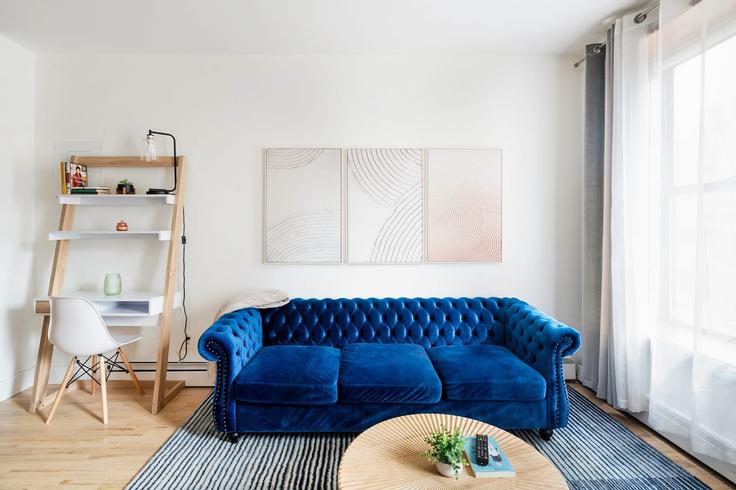 Salle de séjour élégante avec mobilier moderne dans un appartement à Building East 84th Street - livly-housing - 1245678 - NYC à Manhattan, New York Salle de séjour élégante avec mobilier moderne dans un appartement à Building East 84th Street - livly-housing - 1245678 - NYC à Manhattan, New York