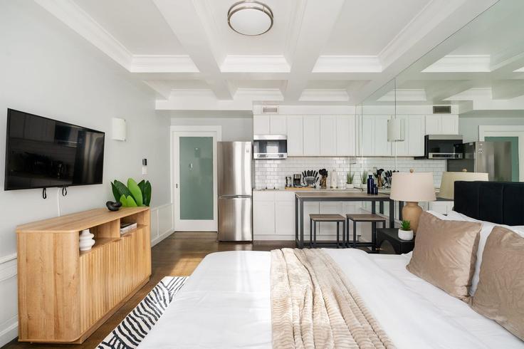 New York ManhattanのBuilding West 73rd Street - livly-housing - 1245793 - NYCのアパートメントにある、モダンな家具を備えたエレガントなデザインのリビングルーム