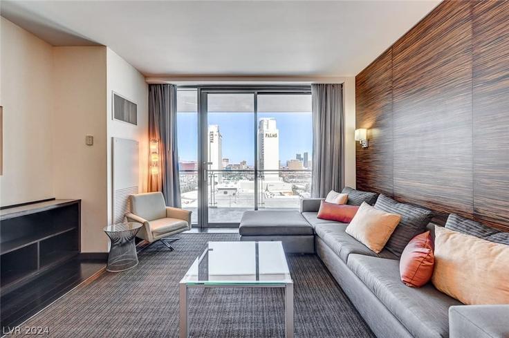 Elegante sala de estar con mobiliario moderno en un apartamento en Building West Flamingo Road - livly-housing - 1245620 en Paradise, Paradise Elegante sala de estar con mobiliario moderno en un apartamento en Building West Flamingo Road - livly-housing - 1245620 en Paradise, Paradise