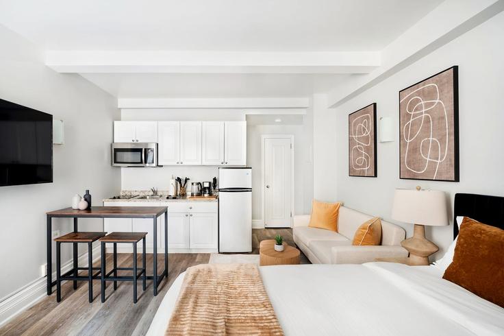 Elegant gestaltetes Wohnzimmer mit moderner Einrichtung in einer Wohnung im Building West 73rd Street - livly-housing - 1245837 - NYC in Manhattan, New York Elegant gestaltetes Wohnzimmer mit moderner Einrichtung in einer Wohnung im Building West 73rd Street - livly-housing - 1245837 - NYC in Manhattan, New York