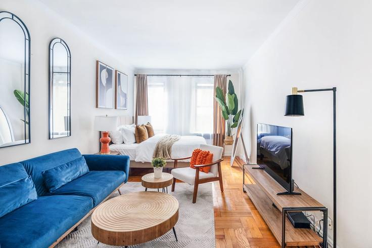 Elegante sala de estar con mobiliario moderno en un apartamento en Building Park Avenue South - livly-housing - 1245630 - NYC en Manhattan, New York Elegante sala de estar con mobiliario moderno en un apartamento en Building Park Avenue South - livly-housing - 1245630 - NYC en Manhattan, New York