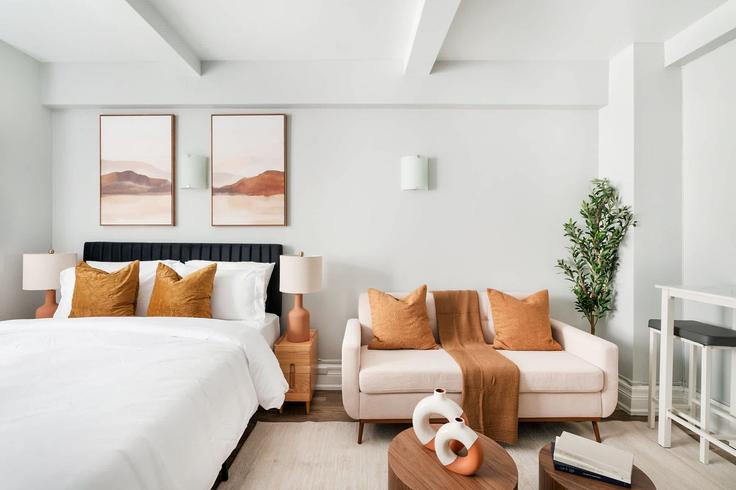 Elegant gestaltetes Wohnzimmer mit moderner Einrichtung in einer Wohnung im Building West 73rd Street - livly-housing - 1245845 - NYC in Manhattan, New York Elegant gestaltetes Wohnzimmer mit moderner Einrichtung in einer Wohnung im Building West 73rd Street - livly-housing - 1245845 - NYC in Manhattan, New York