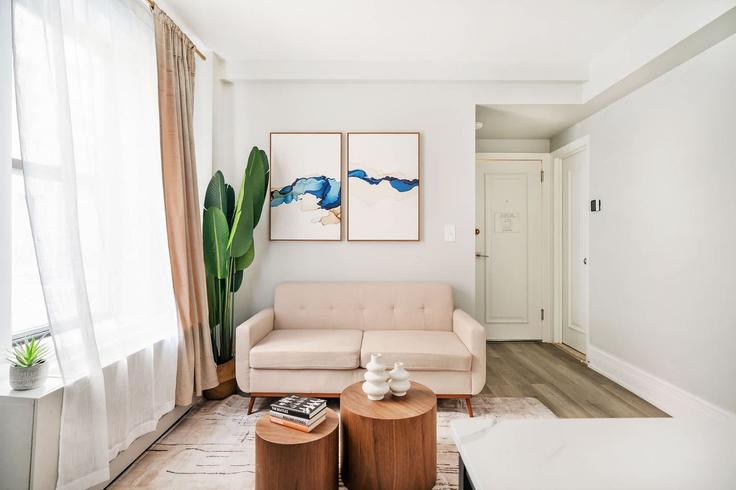Manhattan, New York에 위치한 Building West 73rd Street - livly-housing - 1245858 - NYC 아파트의 세련된 인테리어가 돋보이는 거실