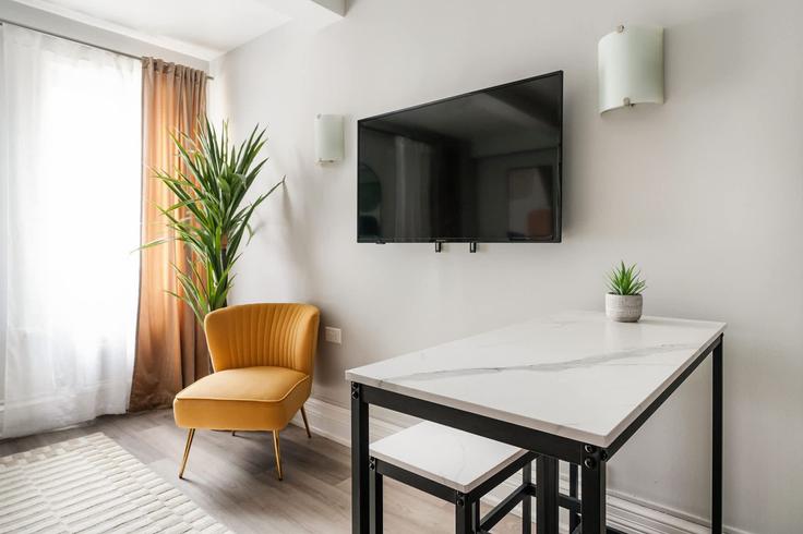 New York ManhattanのBuilding West 73rd Street - livly-housing - 1245777 - NYCのアパートメントにある、モダンな家具を備えたエレガントなデザインのリビングルーム