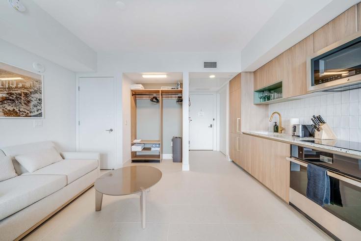 Miami MiamiのBuilding Dwyane Wade Boulevard - livly-housing - 1252453のアパートメントにある、モダンな家具を備えたエレガントなデザインのリビングルーム