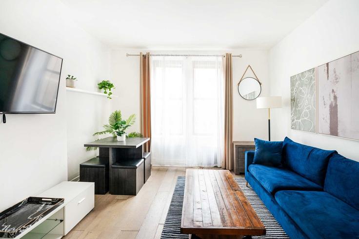 Elegante sala de estar con mobiliario moderno en un apartamento en Building West 47th Street - livly-housing - 1245731 - NYC en Manhattan, New York