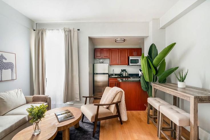 Manhattan, New York에 위치한 Building West 73rd Street - livly-housing - 1249395 - NYC 아파트의 세련된 인테리어가 돋보이는 거실