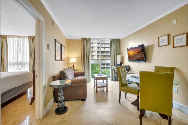 Sala de estar elegantemente projetada com móveis modernos em um apartamento no Building South Bayshore Drive - livly-housing - 1583332 em Miami, Miami Sala de estar elegantemente projetada com móveis modernos em um apartamento no Building South Bayshore Drive - livly-housing - 1583332 em Miami, Miami