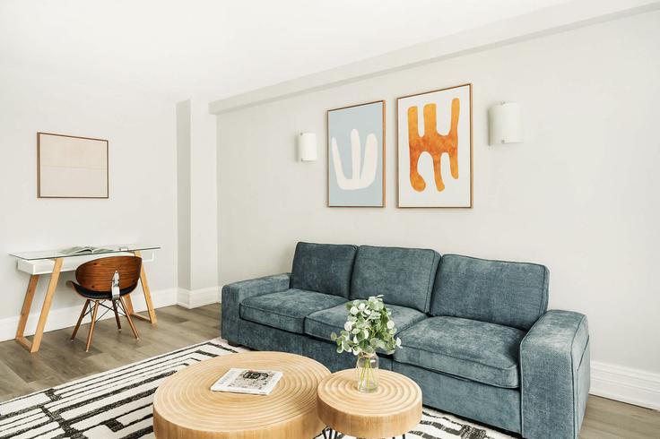 Salle de séjour élégante avec mobilier moderne dans un appartement à Building West 73rd Street - livly-housing - 1249405 - NYC à Manhattan, New York