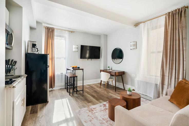 Salle de séjour élégante avec mobilier moderne dans un appartement à Building West 73rd Street - livly-housing - 1245855 - NYC à Manhattan, New York
