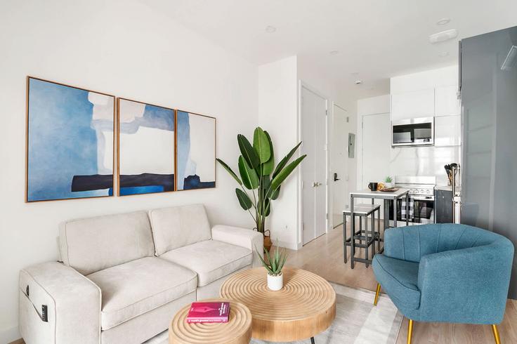 Salle de séjour élégante avec mobilier moderne dans un appartement à Building 317 E 14th St - livly-housing - 1249430 - NYC à Manhattan, New York