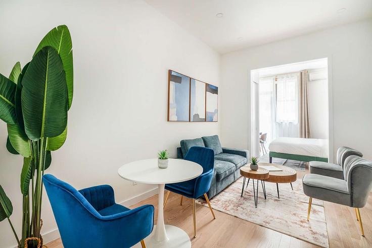 Salle de séjour élégante avec mobilier moderne dans un appartement à Building 319 E 14th St - livly-housing - 1249433 - NYC à Manhattan, New York