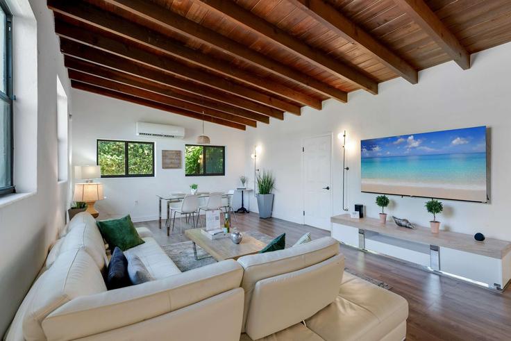Building Northeast 13th Avenue - livly-housing - 1583677 adresindeki bir dairede modern mobilyalarla zarif bir şekilde tasarlanmış oturma odası Miami, Miami Building Northeast 13th Avenue - livly-housing - 1583677 adresindeki bir dairede modern mobilyalarla zarif bir şekilde tasarlanmış oturma odası Miami, Miami