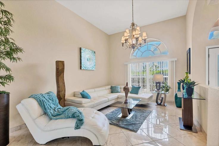 Port Charlotte Port CharlotteのBuilding Aribe Avenue - livly-housing - 1246887のアパートメントにある、モダンな家具を備えたエレガントなデザインのリビングルーム Port Charlotte Port CharlotteのBuilding Aribe Avenue - livly-housing - 1246887のアパートメントにある、モダンな家具を備えたエレガントなデザインのリビングルーム