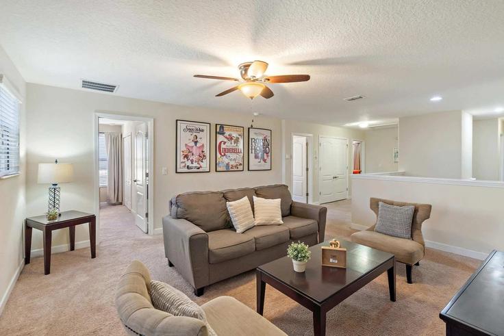 Four Corners, Four Corners에 위치한 Building El Caro Lane - livly-housing - 1246790 유닛의 세련된 인테리어가 돋보이는 거실 Four Corners, Four Corners에 위치한 Building El Caro Lane - livly-housing - 1246790 유닛의 세련된 인테리어가 돋보이는 거실