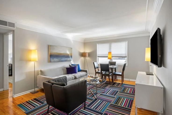 Elegante sala de estar con mobiliario moderno en un apartamento en Building Standish Avenue Northwest - livly-housing - 1249162 en Atlanta, Atlanta