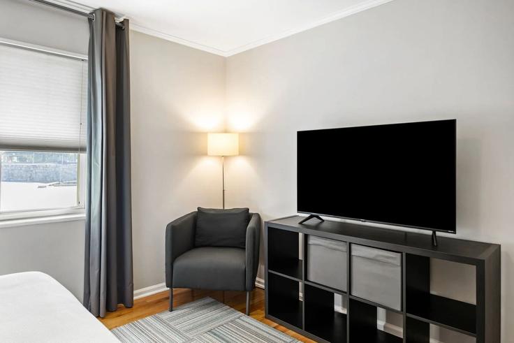 Sala de estar elegantemente projetada com móveis modernos em um apartamento no Building Standish Avenue Northwest - livly-housing - 1249162 em Atlanta, Atlanta