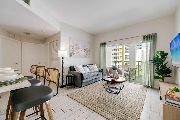 Building Northeast 29th Street - livly-housing - 1581207 adresindeki bir dairede modern mobilyalarla zarif bir şekilde tasarlanmış oturma odası Miami, Miami Building Northeast 29th Street - livly-housing - 1581207 adresindeki bir dairede modern mobilyalarla zarif bir şekilde tasarlanmış oturma odası Miami, Miami