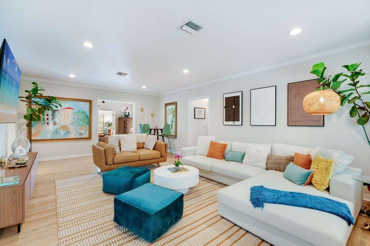 Salle de séjour élégante avec mobilier moderne dans un appartement à Building Lybyer Avenue - livly-housing - 1583606 à Miami, Miami