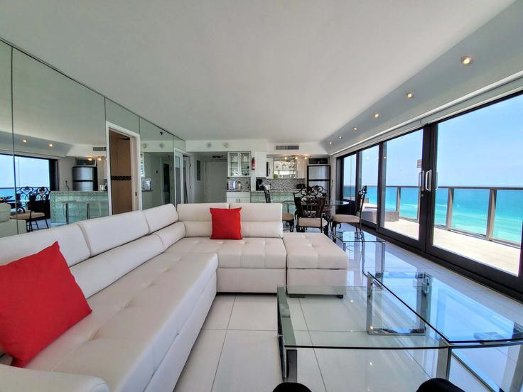 Building Collins Avenue - livly-housing - 1246531 - MIA adresindeki bir dairede modern mobilyalarla zarif bir şekilde tasarlanmış oturma odası Miami Beach, Miami Beach Building Collins Avenue - livly-housing - 1246531 - MIA adresindeki bir dairede modern mobilyalarla zarif bir şekilde tasarlanmış oturma odası Miami Beach, Miami Beach