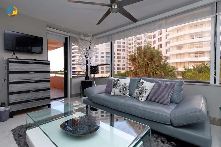 Building Collins Avenue - livly-housing - 1246521 - MIA adresindeki bir dairede modern mobilyalarla zarif bir şekilde tasarlanmış oturma odası Miami Beach, Miami Beach