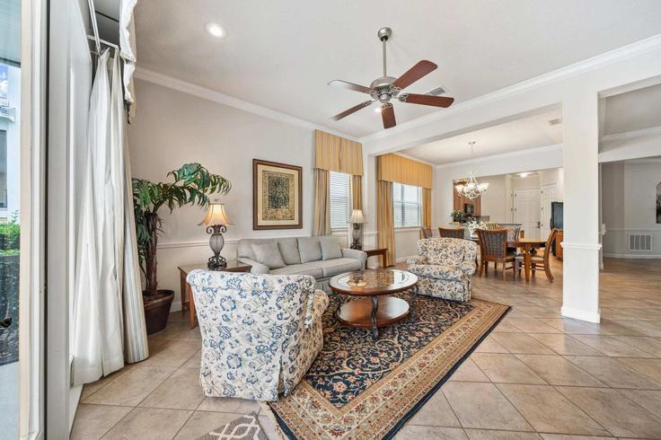 Salle de séjour élégante avec mobilier moderne dans un appartement à Building Fairview Circle - livly-housing - 1247900 à Four Corners, Four Corners