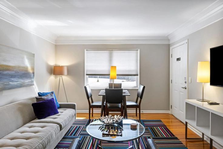Elegant gestaltetes Wohnzimmer mit moderner Einrichtung in einer Wohnung im Building Standish Avenue Northwest - livly-housing - 1249165 in Atlanta, Atlanta