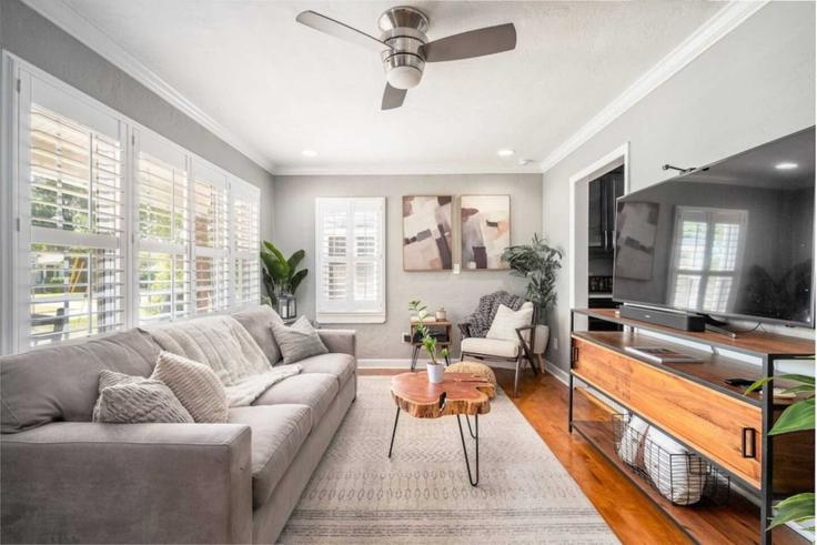 Orlando, Orlando에 위치한 Building Buckminster Circle - livly-housing - 1583507 유닛의 세련된 인테리어가 돋보이는 거실 Orlando, Orlando에 위치한 Building Buckminster Circle - livly-housing - 1583507 유닛의 세련된 인테리어가 돋보이는 거실