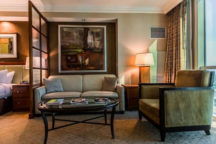 Sala de estar elegantemente projetada com móveis modernos em um apartamento no Building Paradise Road - livly-housing - 1245593 em Paradise, Paradise Sala de estar elegantemente projetada com móveis modernos em um apartamento no Building Paradise Road - livly-housing - 1245593 em Paradise, Paradise