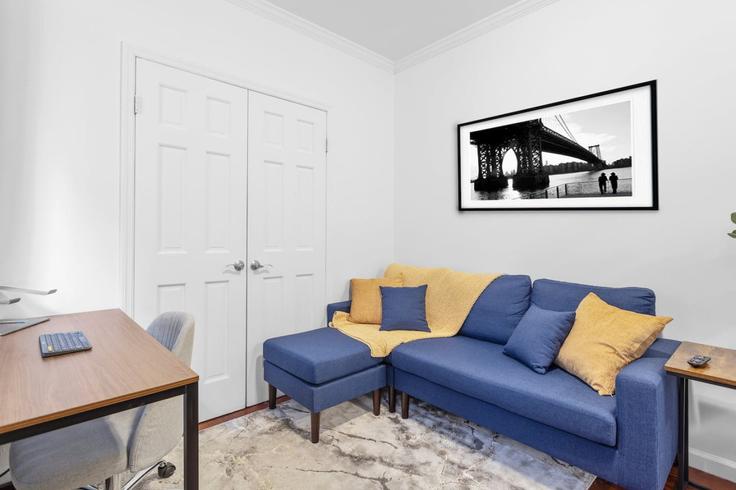 Elegant gestaltetes Wohnzimmer mit moderner Einrichtung in einer Wohnung im Building East 12th Street - livly-housing - 1471096 in Manhattan, New York Elegant gestaltetes Wohnzimmer mit moderner Einrichtung in einer Wohnung im Building East 12th Street - livly-housing - 1471096 in Manhattan, New York