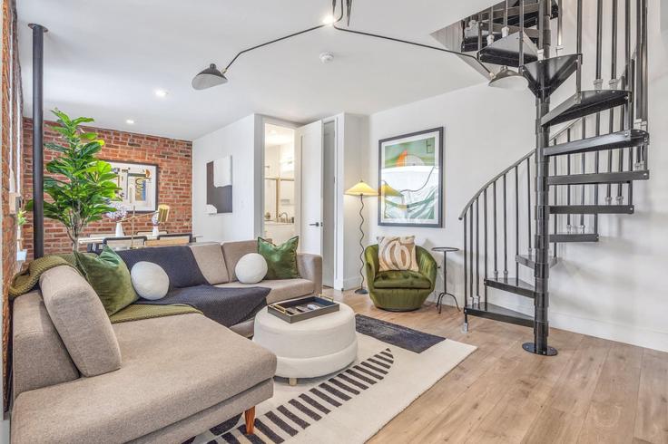 Salle de séjour élégante avec mobilier moderne dans un appartement à Building South 2nd Street - livly-housing - 1471161 à Brooklyn, New York