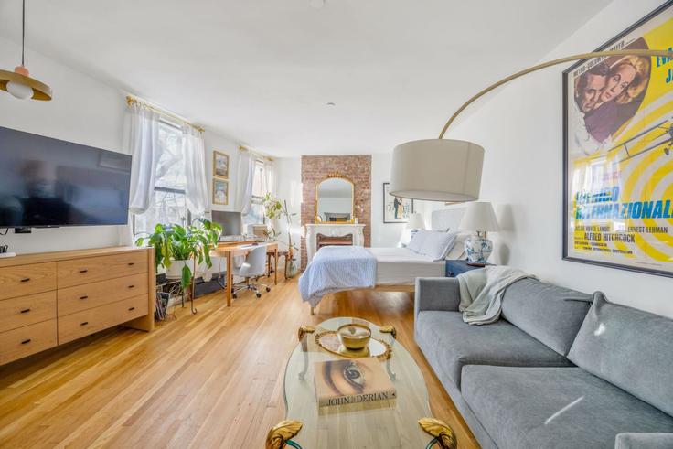 Manhattan, New York에 위치한 Building Christopher Street - livly-housing - 1471103 유닛의 세련된 인테리어가 돋보이는 거실 Manhattan, New York에 위치한 Building Christopher Street - livly-housing - 1471103 유닛의 세련된 인테리어가 돋보이는 거실