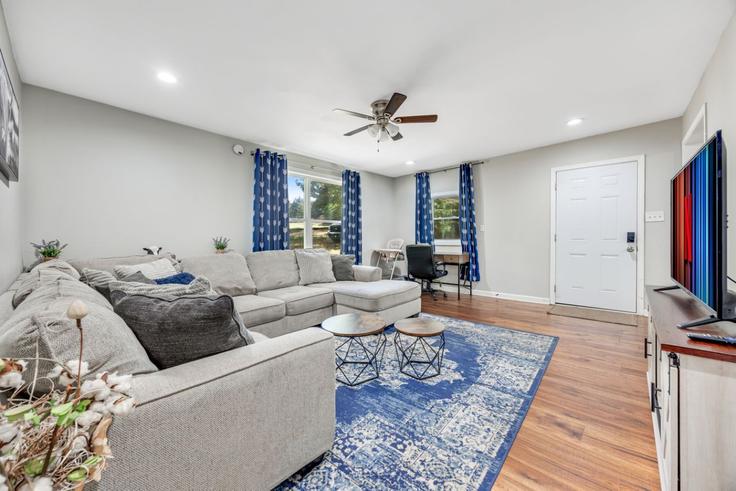 Elegante sala de estar con mobiliario moderno en un apartamento en Building McBride Drive - livly-housing - 1471120 en Columbus, Columbus