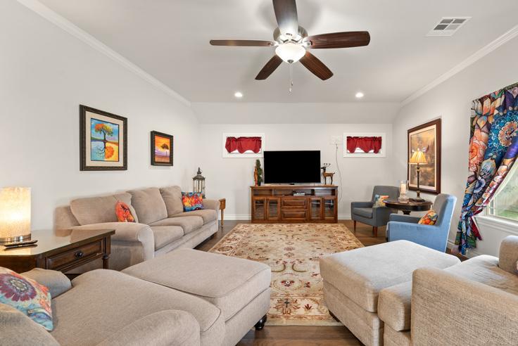 Elegant gestaltetes Wohnzimmer mit moderner Einrichtung in einer Wohnung im Building North Klein Avenue - livly-housing - 1471143 in Oklahoma City, Oklahoma City