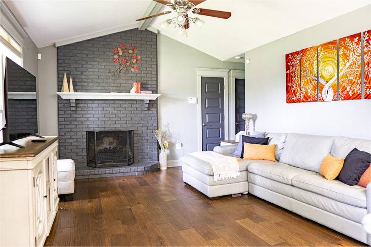 Salle de séjour élégante avec mobilier moderne dans un appartement à Building Florida 85 - livly-housing - 1471089 à Crestview, Crestview