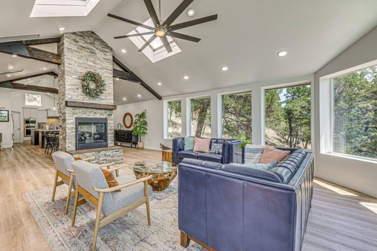 Building Guadalupe Street - livly-housing - 1471098 adresindeki bir dairede modern mobilyalarla zarif bir şekilde tasarlanmış oturma odası Ruidoso, Ruidoso
