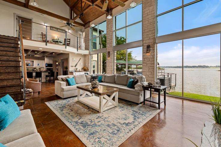 Sala de estar elegantemente projetada com móveis modernos em um apartamento no Building Sunrise Bay Court - livly-housing - 1471167 em Granbury, Granbury Sala de estar elegantemente projetada com móveis modernos em um apartamento no Building Sunrise Bay Court - livly-housing - 1471167 em Granbury, Granbury