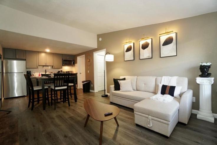 Salle de séjour élégante avec mobilier moderne dans un appartement à Building Saint Marys Road - livly-housing - 1583113 à Columbus, Columbus Salle de séjour élégante avec mobilier moderne dans un appartement à Building Saint Marys Road - livly-housing - 1583113 à Columbus, Columbus