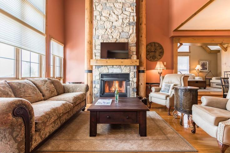 Sala de estar elegantemente projetada com móveis modernos em um apartamento no Building Chemin des Sous Bois - livly-housing - 1245965 - TOR em Mont-Tremblant, Mont-Tremblant Sala de estar elegantemente projetada com móveis modernos em um apartamento no Building Chemin des Sous Bois - livly-housing - 1245965 - TOR em Mont-Tremblant, Mont-Tremblant