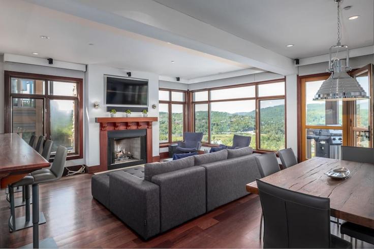 Elegante sala de estar con mobiliario moderno en un apartamento en Building Chemin au Pied de la Montagne - livly-housing - 1245945 - TOR en Mont-Tremblant, Mont-Tremblant