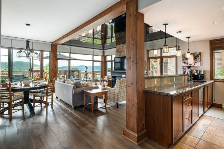 Salle de séjour élégante avec mobilier moderne dans un appartement à Building Chemin au Pied de la Montagne - livly-housing - 1245966 - TOR à Mont-Tremblant, Mont-Tremblant