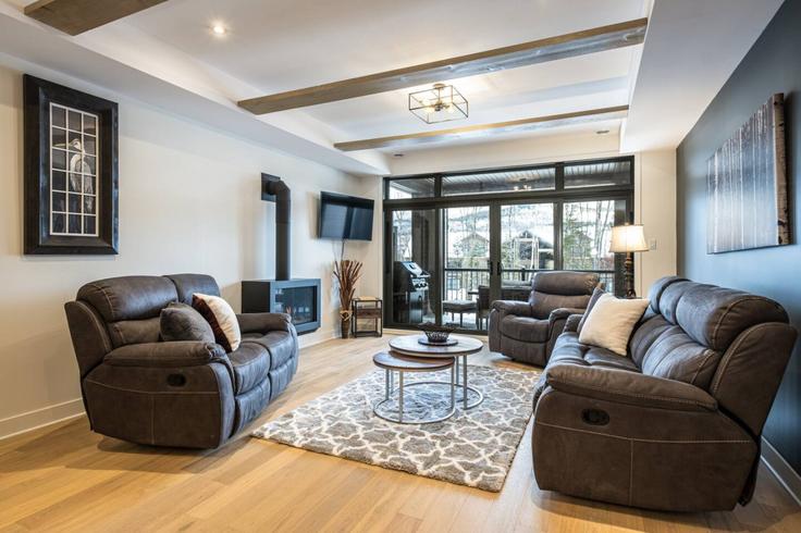 Salle de séjour élégante avec mobilier moderne dans un appartement à Building Chemin de Saint Andrews - livly-housing - 1245994 - TOR à Mont-Tremblant, Mont-Tremblant Salle de séjour élégante avec mobilier moderne dans un appartement à Building Chemin de Saint Andrews - livly-housing - 1245994 - TOR à Mont-Tremblant, Mont-Tremblant