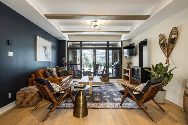 Mont-Tremblant, Mont-Tremblant에 위치한 Building Chemin de Saint Andrews - livly-housing - 1246004 - TOR 아파트의 세련된 인테리어가 돋보이는 거실