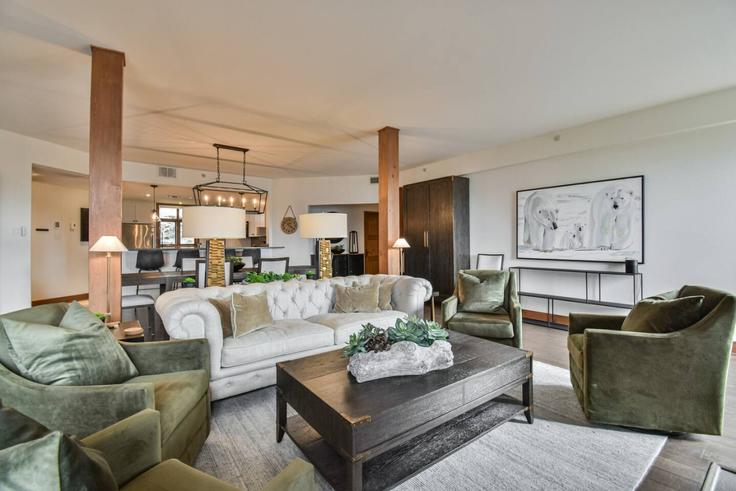 Mont-Tremblant, Mont-Tremblant에 위치한 Building Chemin au Pied de la Montagne - livly-housing - 1246110 - TOR 아파트의 세련된 인테리어가 돋보이는 거실 Mont-Tremblant, Mont-Tremblant에 위치한 Building Chemin au Pied de la Montagne - livly-housing - 1246110 - TOR 아파트의 세련된 인테리어가 돋보이는 거실