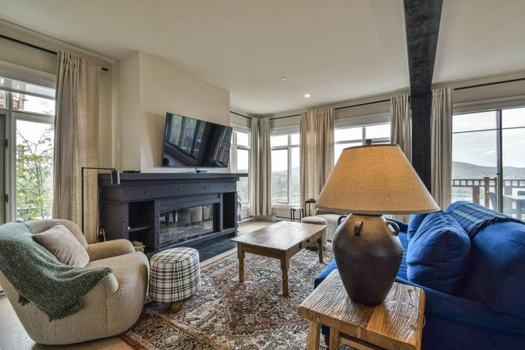 Mont-Tremblant, Mont-Tremblant에 위치한 Building Chemin au Pied de la Montagne - livly-housing - 1246114 - TOR 아파트의 세련된 인테리어가 돋보이는 거실