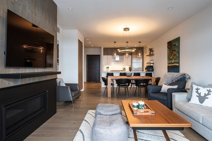 Elegante sala de estar con mobiliario moderno en un apartamento en Building Chemin des Sous Bois - livly-housing - 1246141 - TOR en Mont-Tremblant, Mont-Tremblant