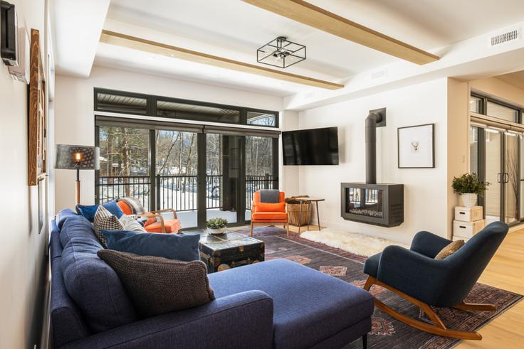 Mont-Tremblant, Mont-Tremblant에 위치한 Building Allée du Valais - livly-housing - 1246113 - TOR 아파트의 세련된 인테리어가 돋보이는 거실