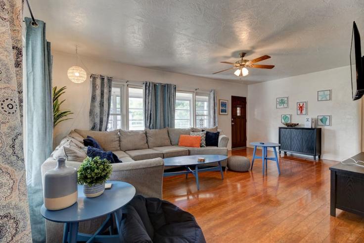 Building Daytona Avenue - livly-housing - 1249699 - MCO adresindeki bir dairede modern mobilyalarla zarif bir şekilde tasarlanmış oturma odası Holly Hill, Holly Hill